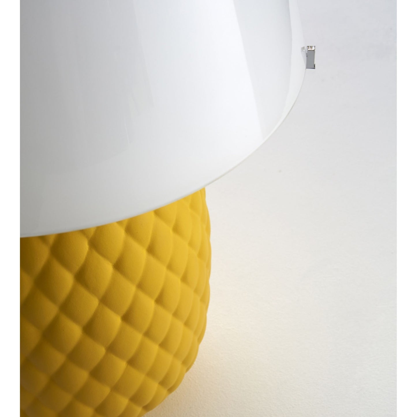 Pineapple Table Lamp with Rhombus Texture Shape