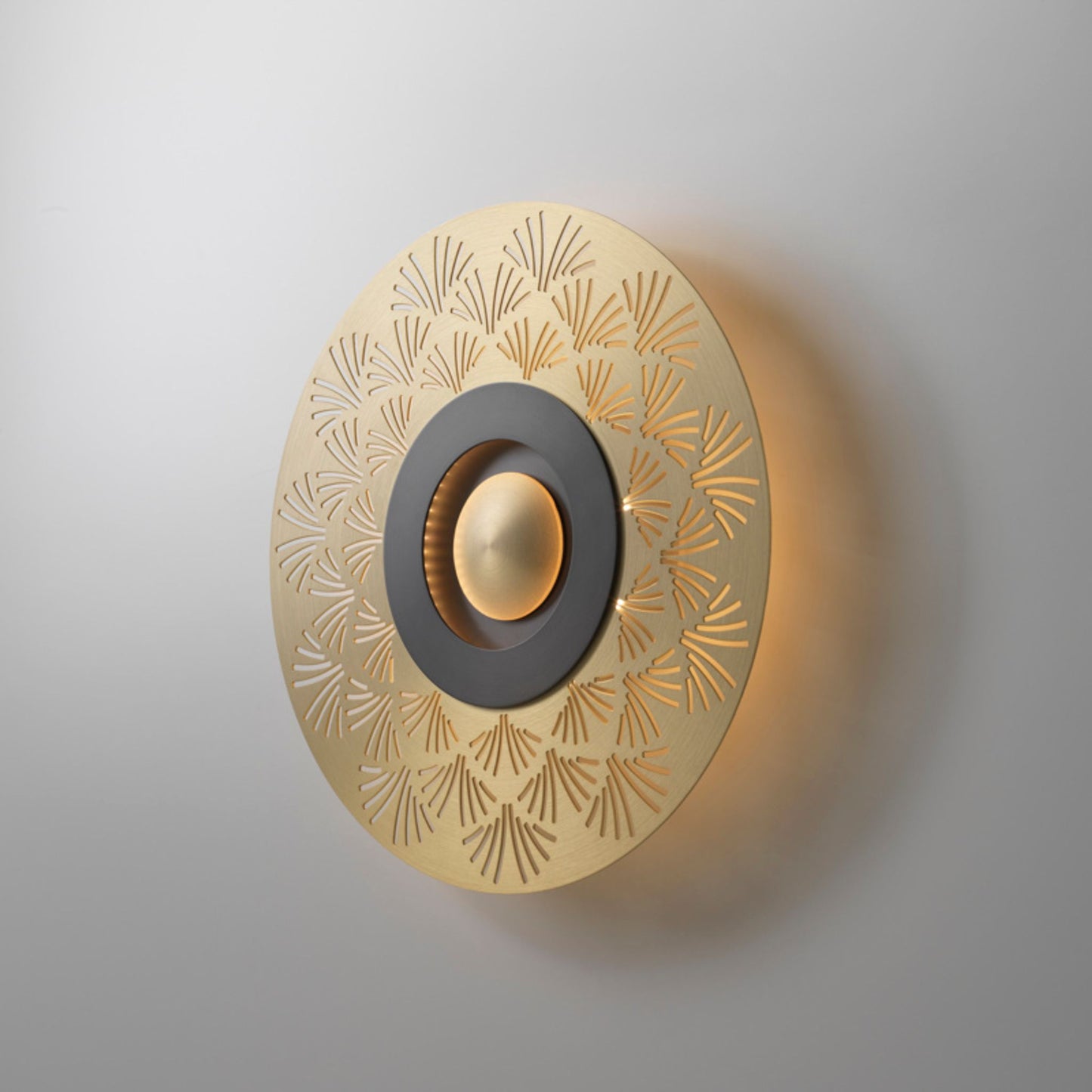 Earth Palm LED Wall Light with Disc Shaped Metal