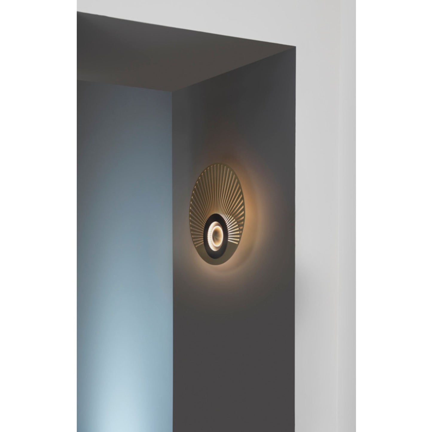 Earth Radian LED Wall Light with Disc Shaped Metal