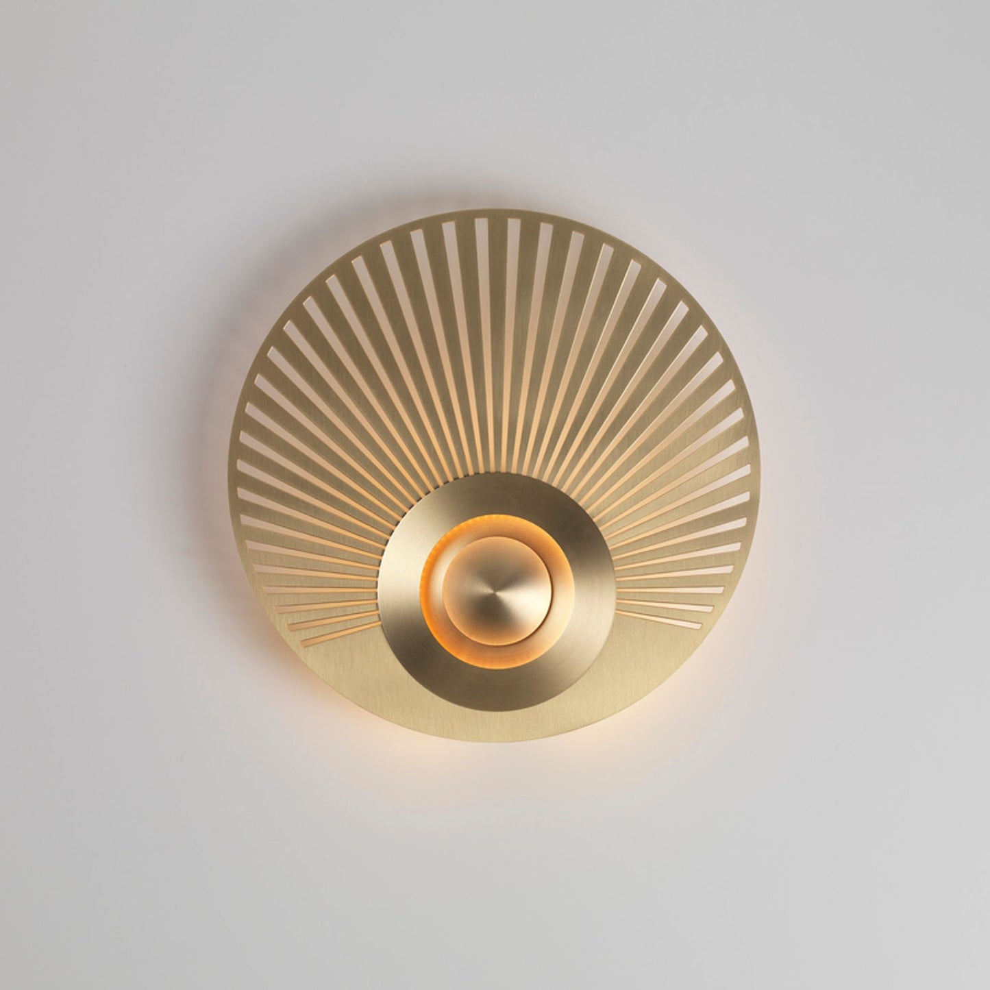 Earth Radian LED Wall Light with Disc Shaped Metal