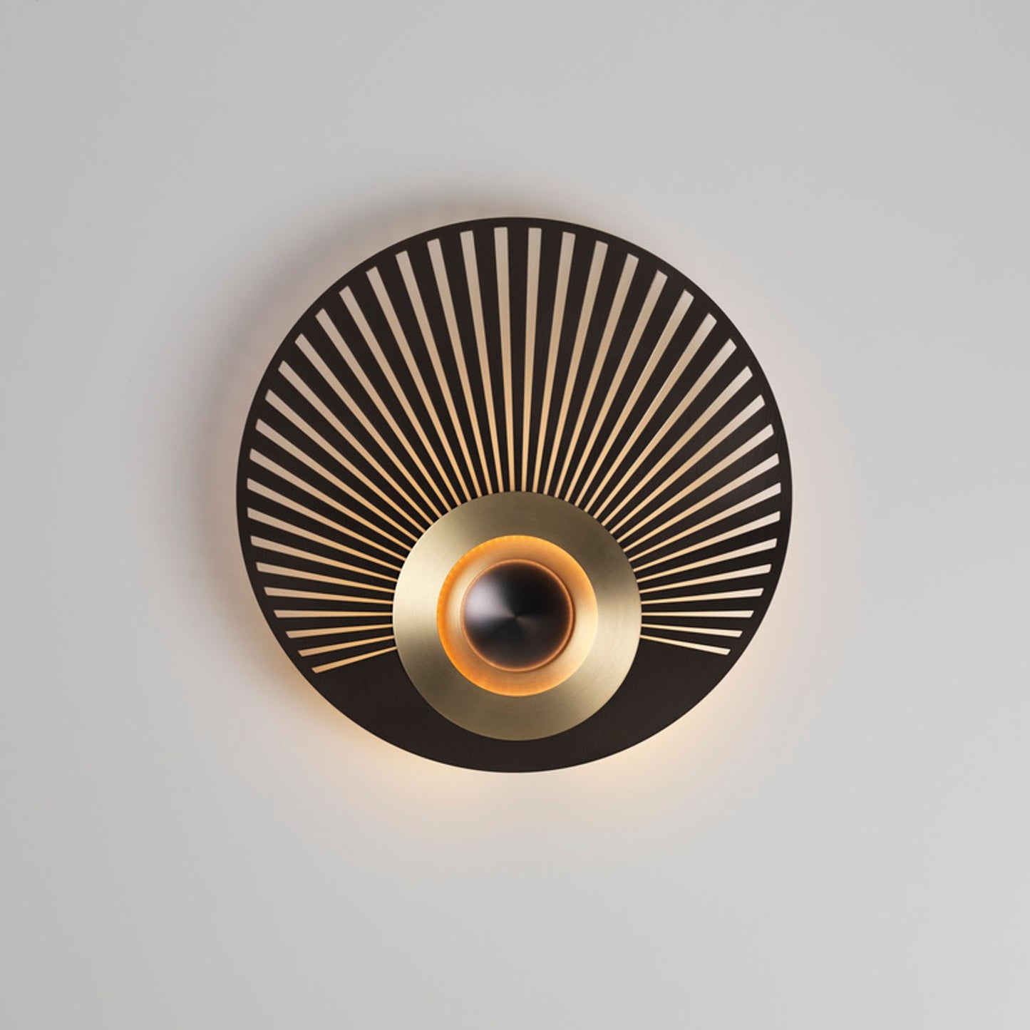 Earth Radian LED Wall Light with Disc Shaped Metal