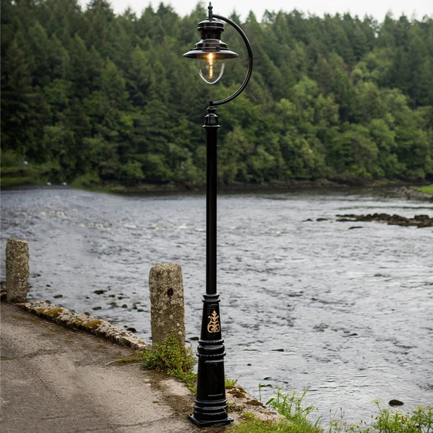 Vintage tear drop lamp post in cast iron and steel 3.7m