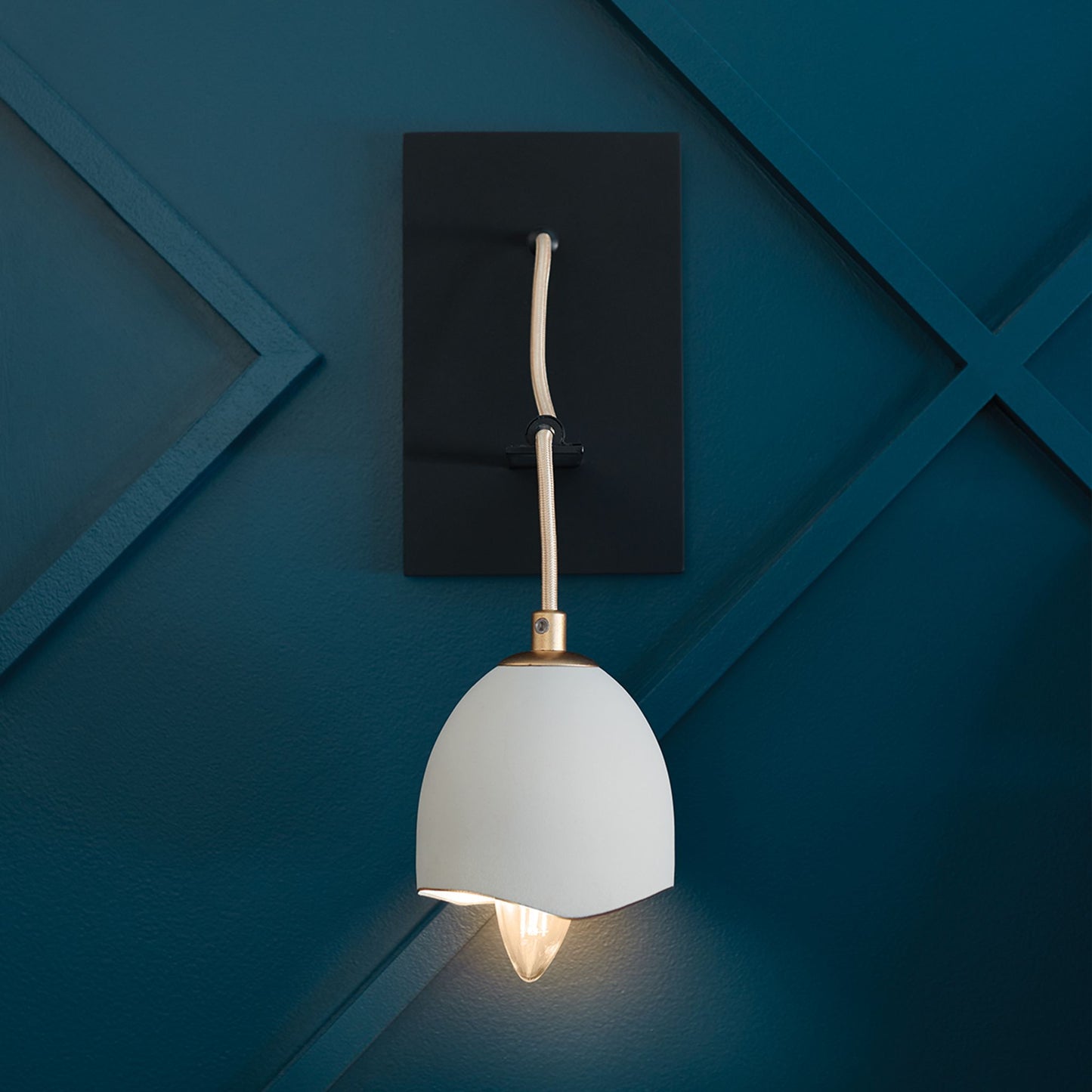 Nula 1-Light Wall Light in Shell White & Luxe Gold